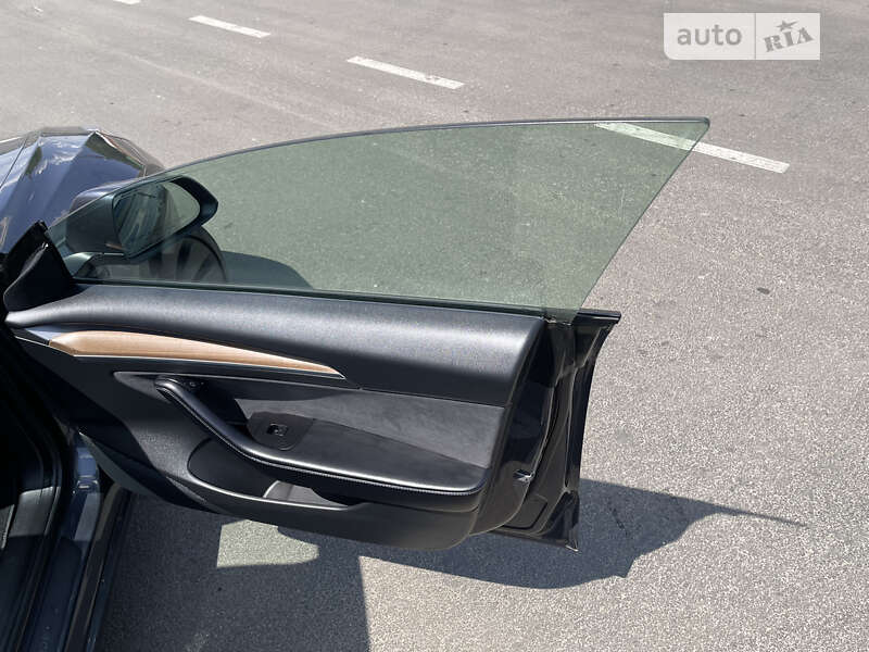 Седан Tesla Model 3 2021 в Умані