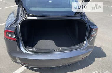 Седан Tesla Model 3 2021 в Умані
