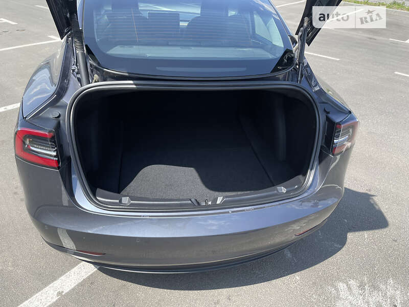 Седан Tesla Model 3 2021 в Умані