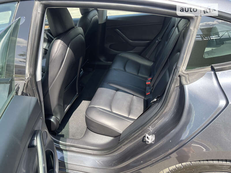 Седан Tesla Model 3 2021 в Умані