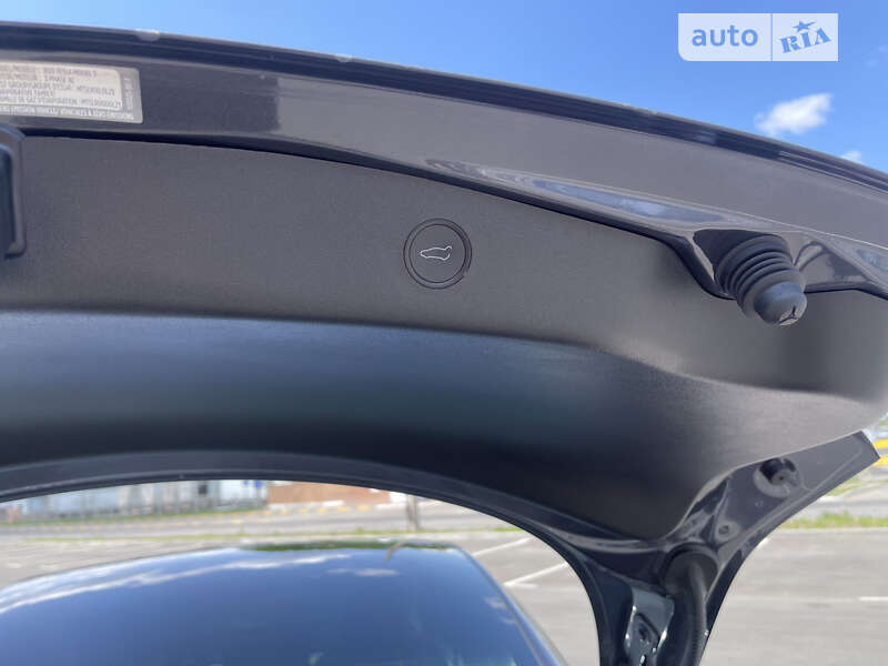 Седан Tesla Model 3 2021 в Умані