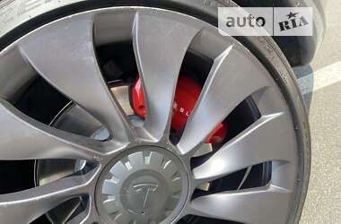 Седан Tesla Model 3 2021 в Умані