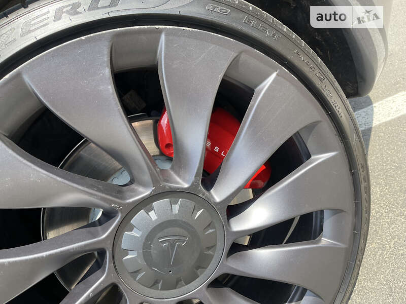 Седан Tesla Model 3 2021 в Умані