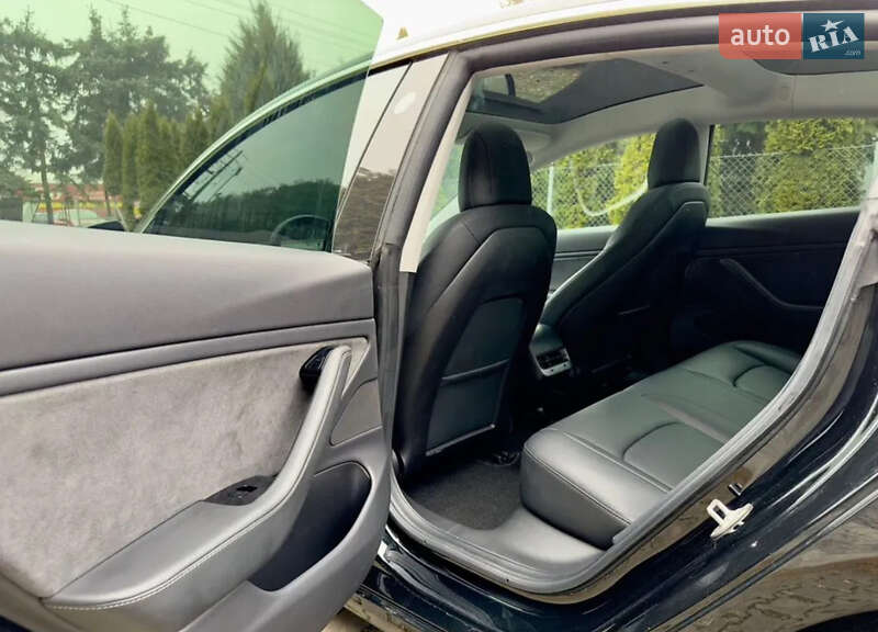 Седан Tesla Model 3 2019 в Львові