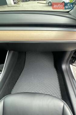 Седан Tesla Model 3 2020 в Львові