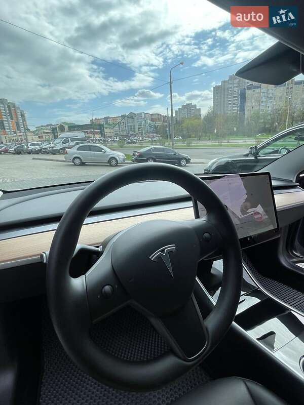 Седан Tesla Model 3 2020 в Львові