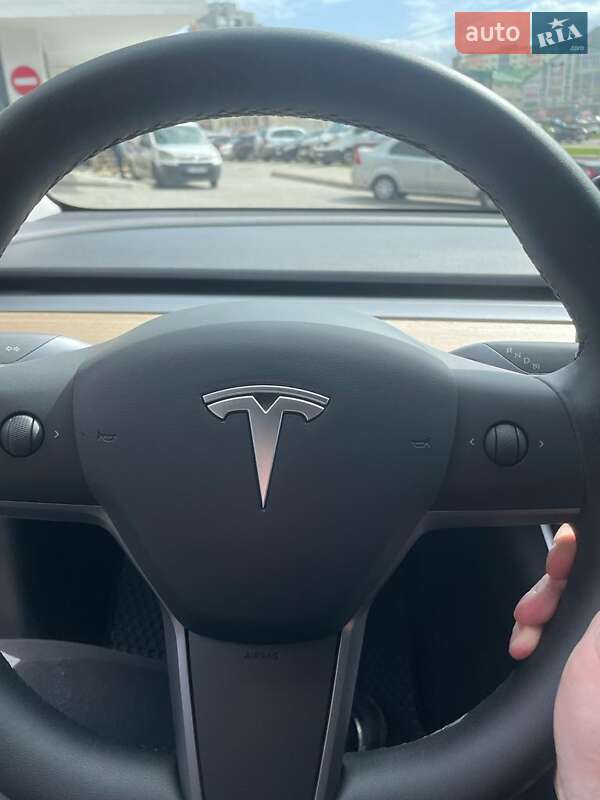 Седан Tesla Model 3 2020 в Львові