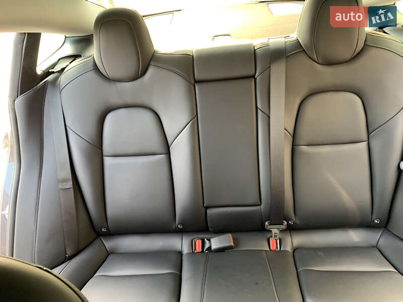 Седан Tesla Model 3 2021 в Львове