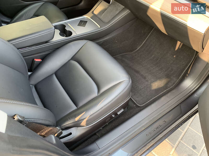 Седан Tesla Model 3 2021 в Львове