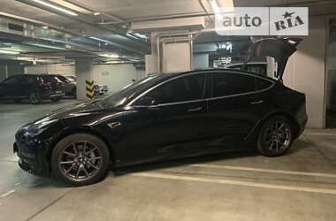 Седан Tesla Model 3 2020 в 