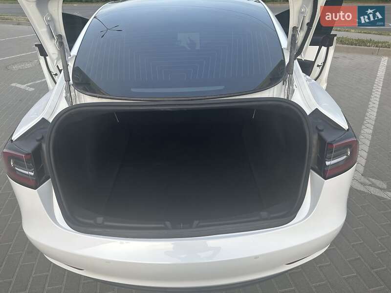 Седан Tesla Model 3 2020 в Шепетівці
