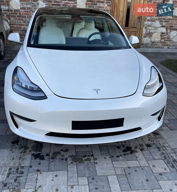 Седан Tesla Model 3 2020 в Львове