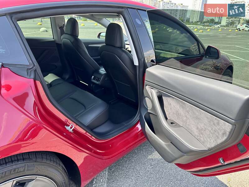 Седан Tesla Model 3 2021 в Киеве