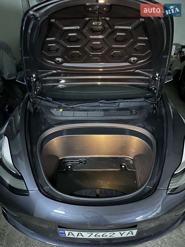 Седан Tesla Model 3 2018 в Києві