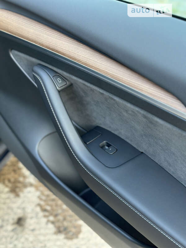 Седан Tesla Model 3 2022 в Житомире