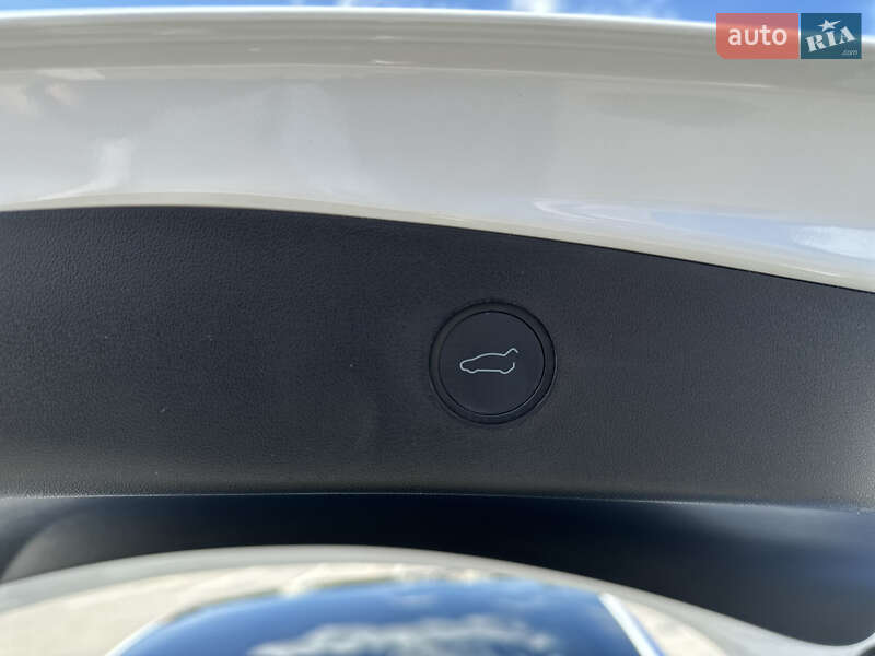 Седан Tesla Model 3 2022 в Калуше