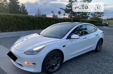 Седан Tesla Model 3 2022 в Киеве