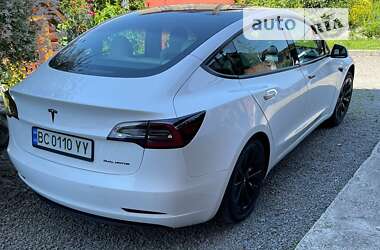 Седан Tesla Model 3 2021 в Воловце