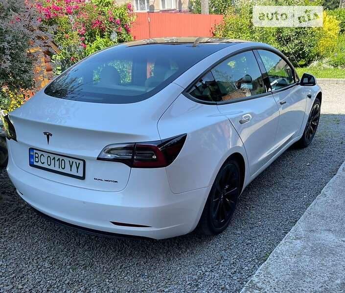 Седан Tesla Model 3 2021 в Воловцю
