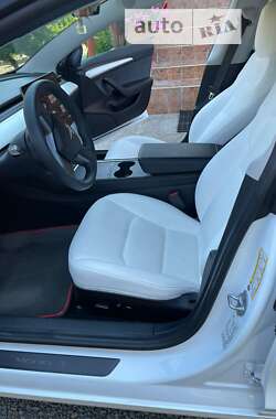 Седан Tesla Model 3 2021 в Воловце