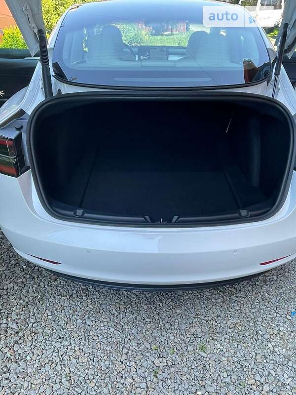 Седан Tesla Model 3 2021 в Воловце