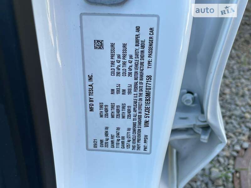 Седан Tesla Model 3 2021 в Воловце