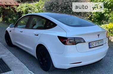 Седан Tesla Model 3 2021 в Воловце