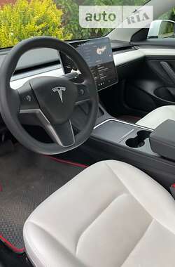 Седан Tesla Model 3 2021 в Воловце