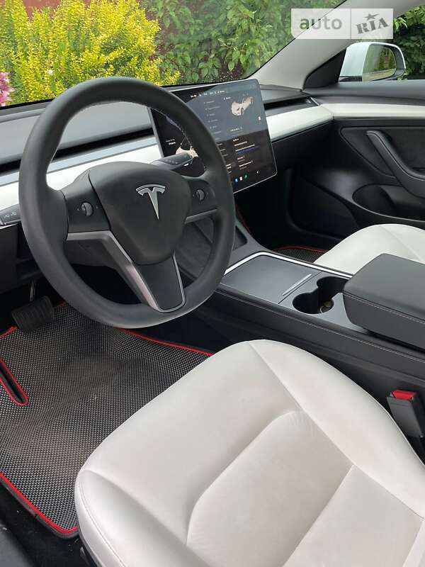 Седан Tesla Model 3 2021 в Воловцю