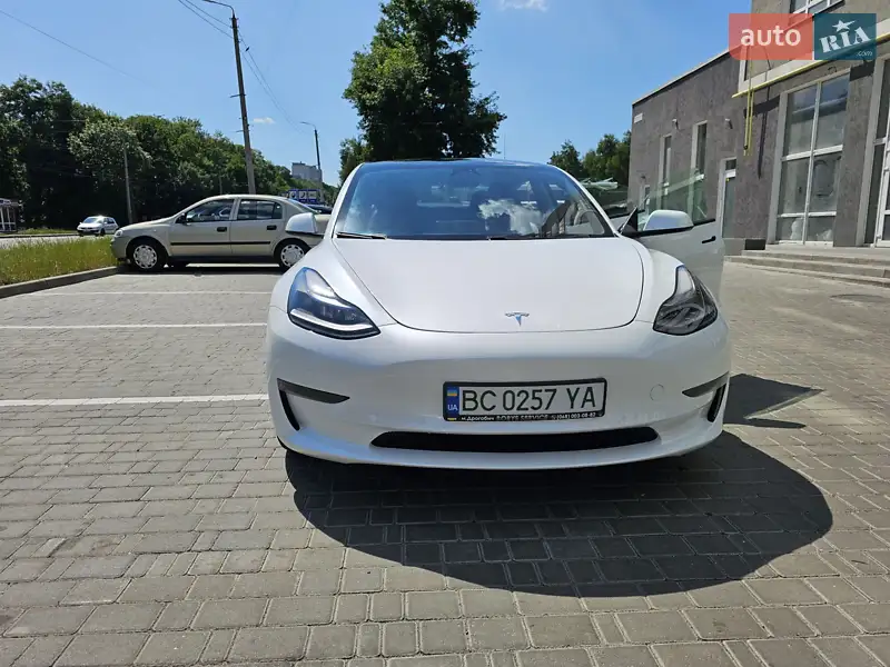 Седан Tesla Model 3 2021 в 