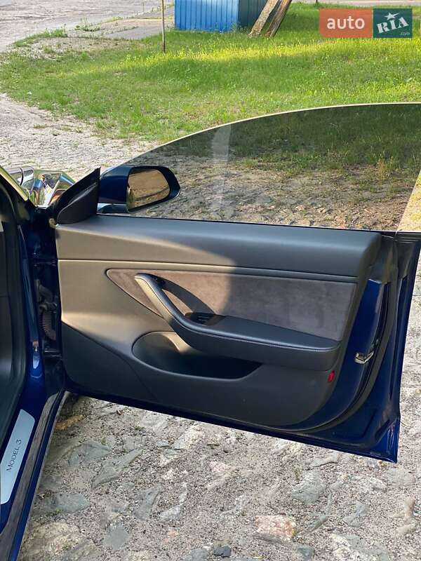 Седан Tesla Model 3 2018 в Сумах