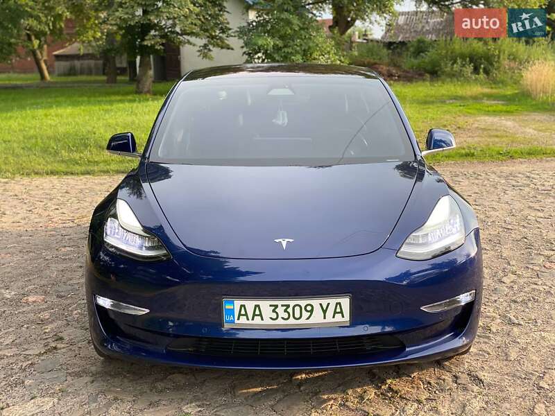 Седан Tesla Model 3 2018 в Сумах