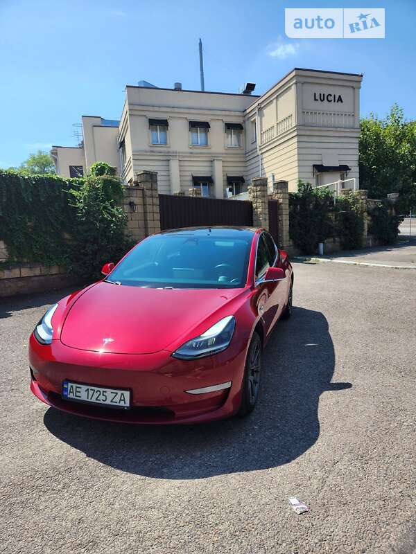 Седан Tesla Model 3 2020 в 