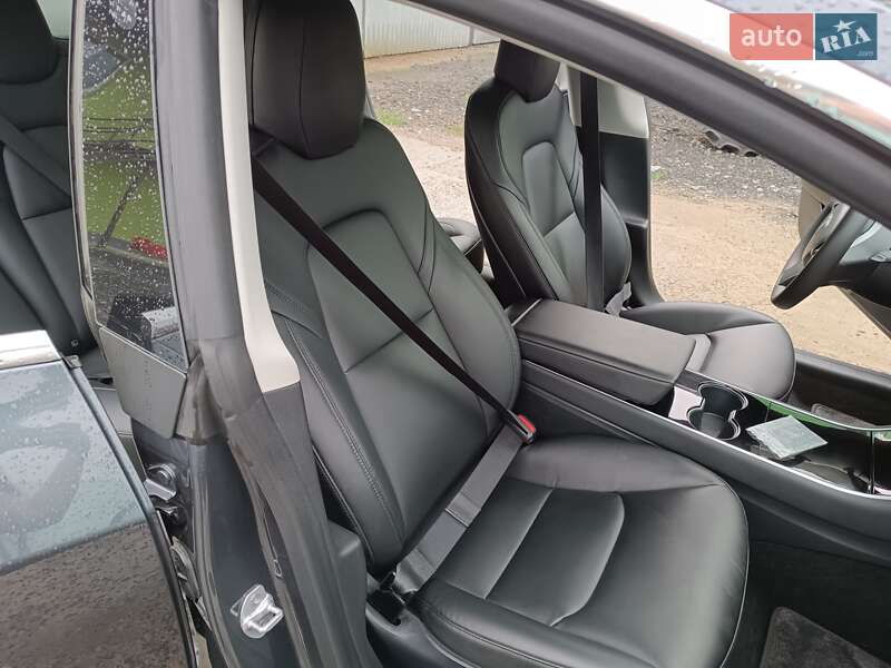 Седан Tesla Model 3 2020 в Звенигородці