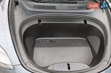 Седан Tesla Model 3 2020 в Звенигородці