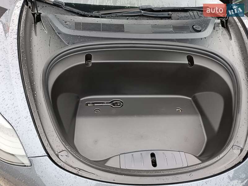 Седан Tesla Model 3 2020 в Звенигородці
