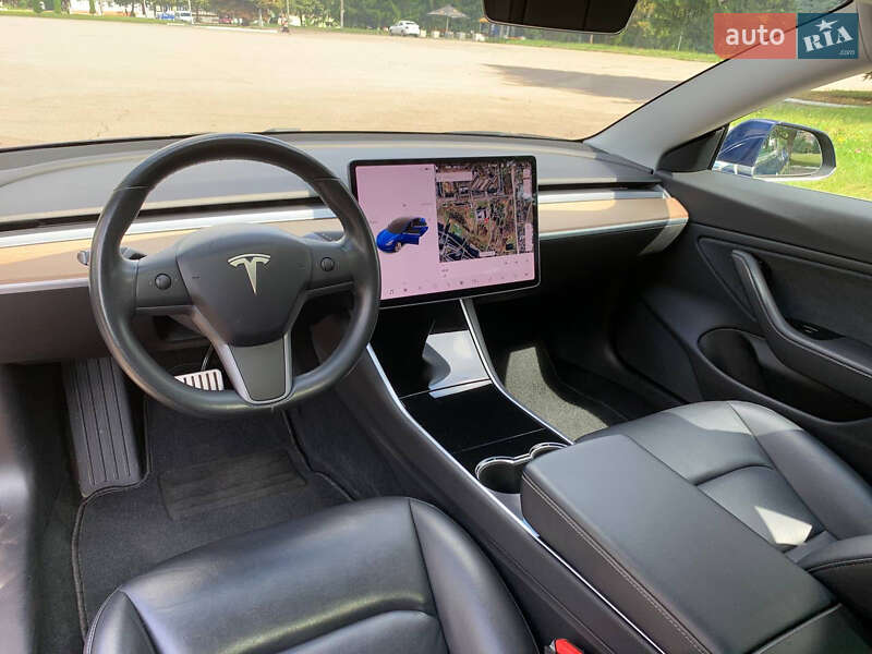 Седан Tesla Model 3 2018 в Ровно