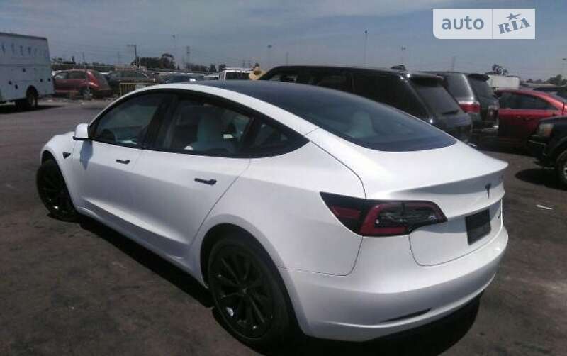 Седан Tesla Model 3 2021 в Воловце