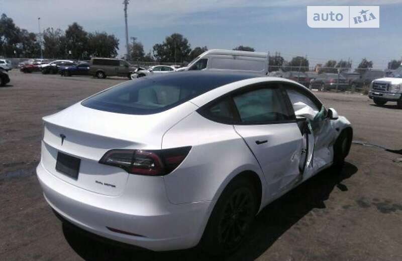 Седан Tesla Model 3 2021 в Воловце