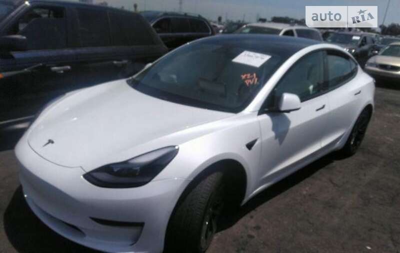 Седан Tesla Model 3 2021 в Воловце