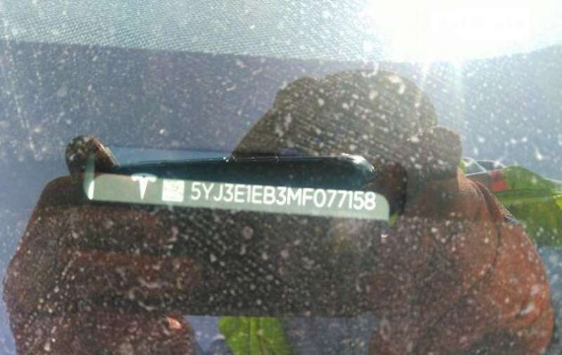Седан Tesla Model 3 2021 в Воловце