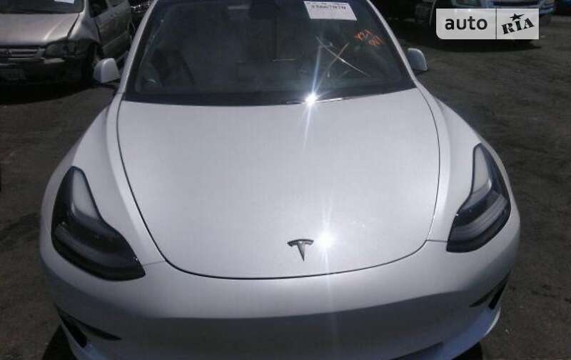 Седан Tesla Model 3 2021 в Воловце