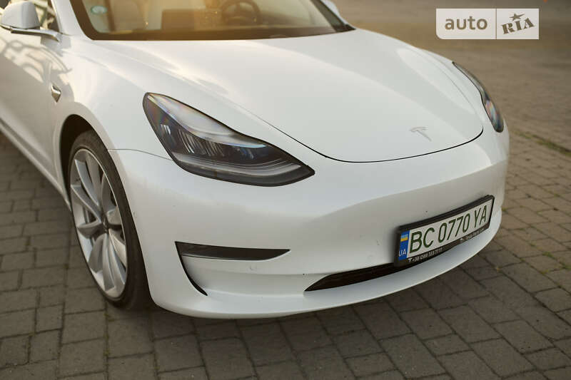 Седан Tesla Model 3 2019 в Львове