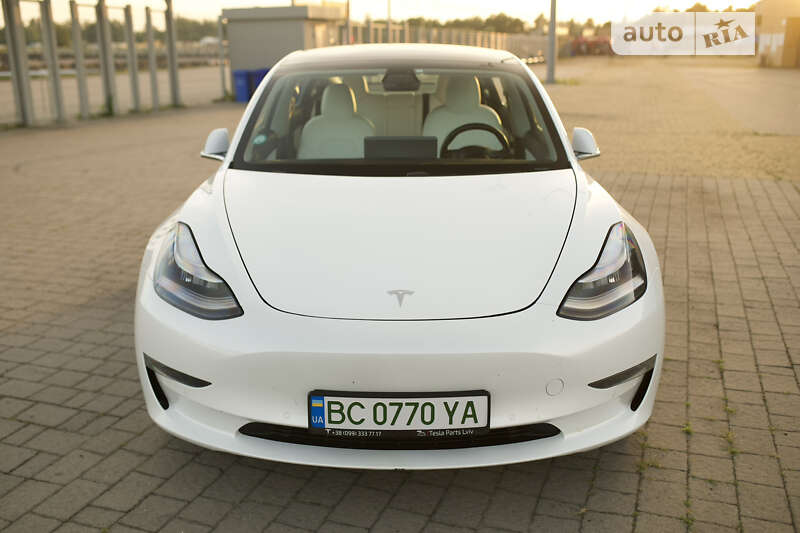 Седан Tesla Model 3 2019 в Львове