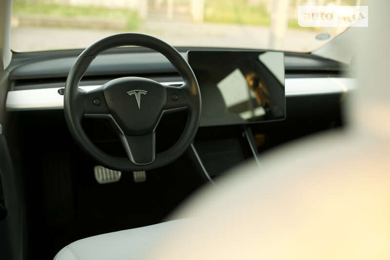 Седан Tesla Model 3 2019 в Львове
