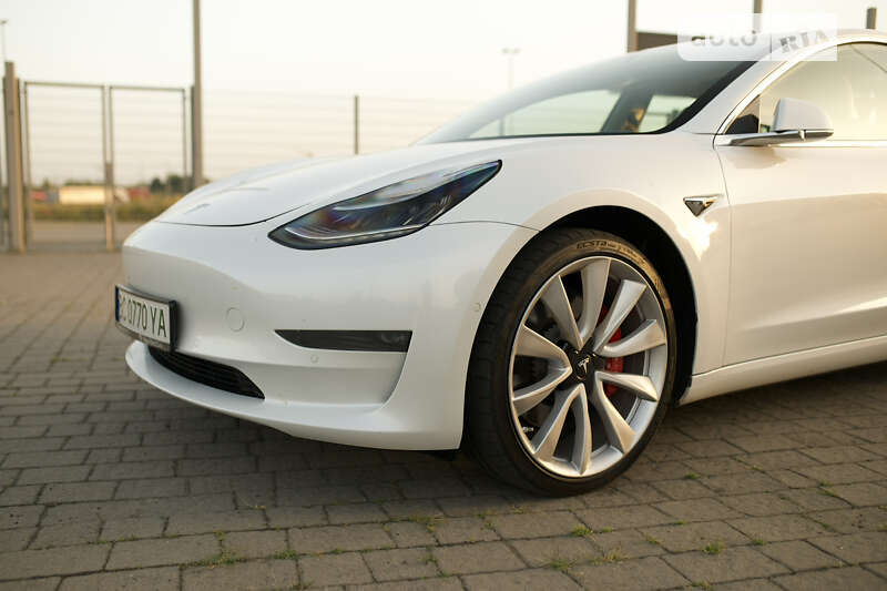 Седан Tesla Model 3 2019 в Львове