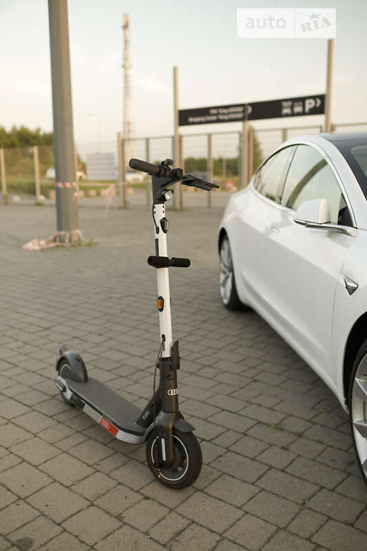 Седан Tesla Model 3 2019 в Львове