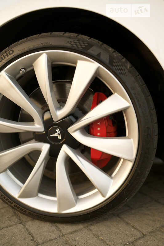 Седан Tesla Model 3 2019 в Львове