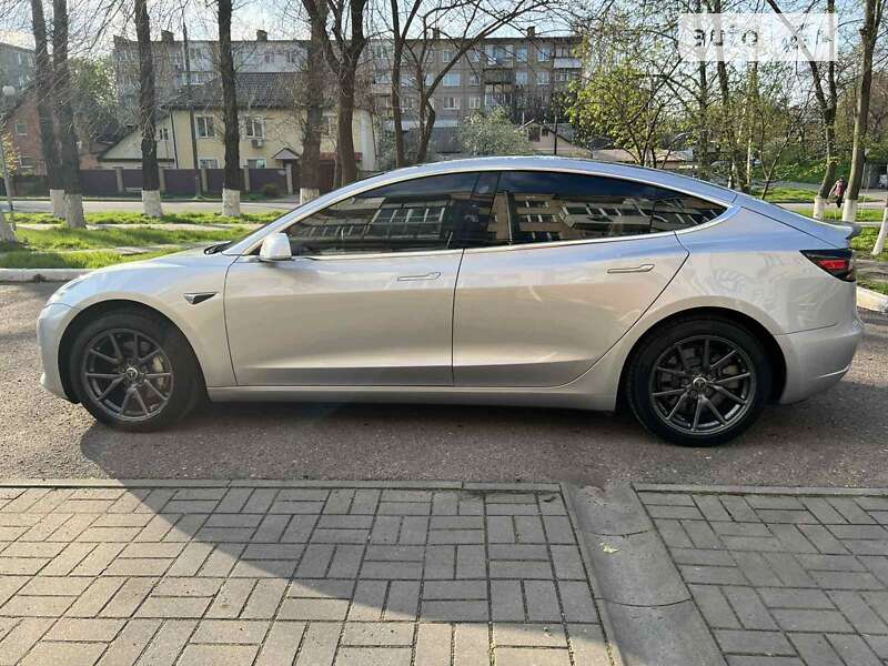 Седан Tesla Model 3 2018 в Черкасах