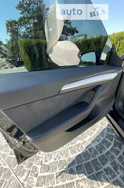 Седан Tesla Model 3 2021 в 